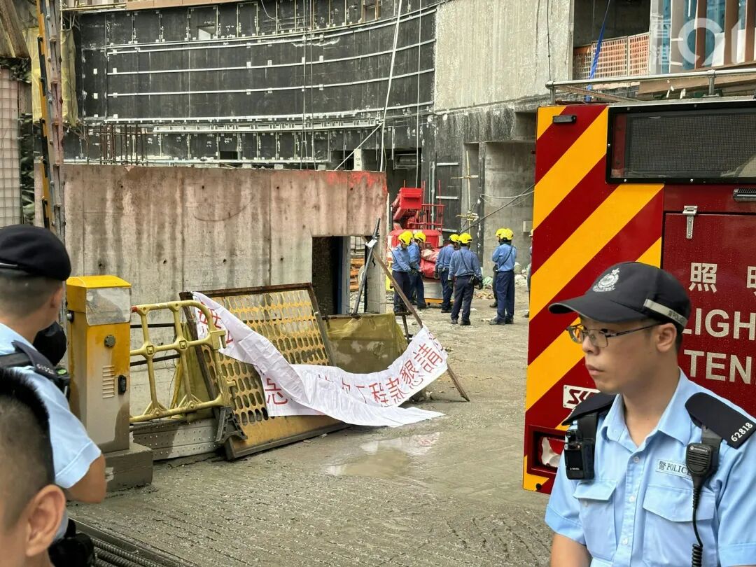 啟德房協地盤「啟點KEyPoint」懷疑拖欠工人薪金，本月17日，約30名工人在地盤外拉橫額，其間多人站在平台危險位置。（資料圖片）